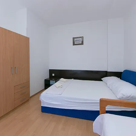 5198d Apartment Gradac (Split-Dalmatia)